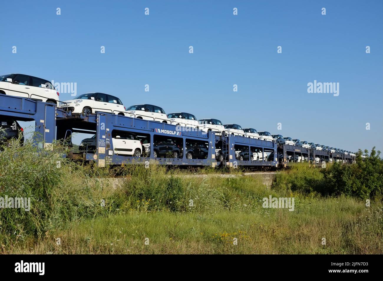 Neue Autos, Fiat 500L, in einem Güterzug des Automobilgeschäfts, der Logistik und des Services von Mosolf in Serbien Stockfoto
