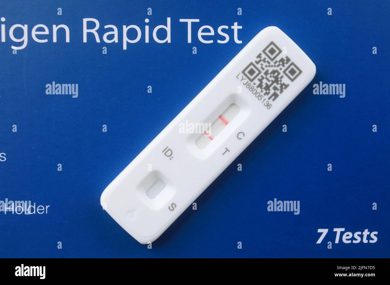 Positiver Covid-Test, da die Fälle im Juli 2022 anstiegen, Großbritannien Stockfoto