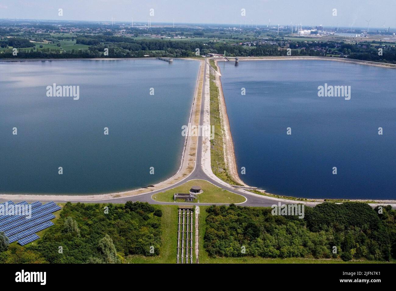 Diese Luftaufnahme zeigt einen Stausee von De Watergroep in Kluizen, Evergem, Montag, 04. Juli 2022. BELGA FOTO DIRK WAEM Stockfoto