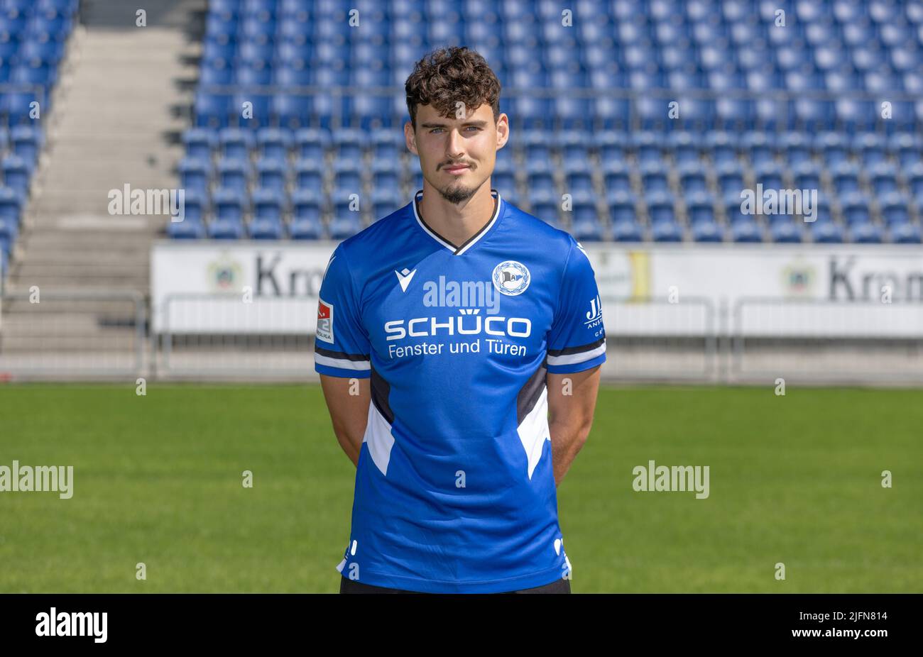 Bielefeld, Deutschland. 04.. Juli 2022. Fußball, 2. Bundesliga, Fotosession für die Saison 2022/23, Arminia Bielefeld, Janni Luca Serra. Quelle: Friso Gentsch/dpa/Alamy Live News Stockfoto