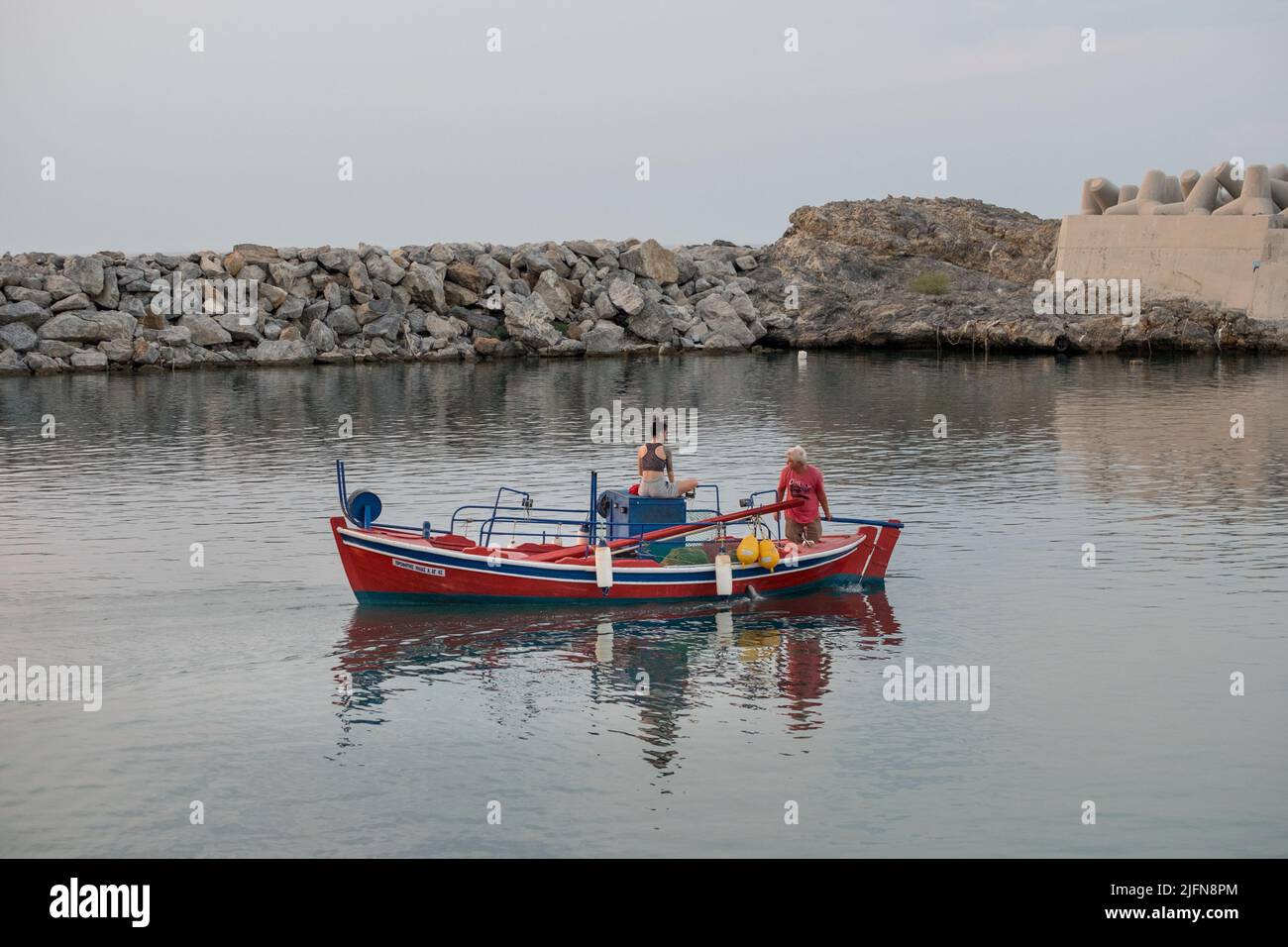 Ein Fischer mit seiner Tochter geht mit ihrem Fischerboot ins Meer Stockfoto