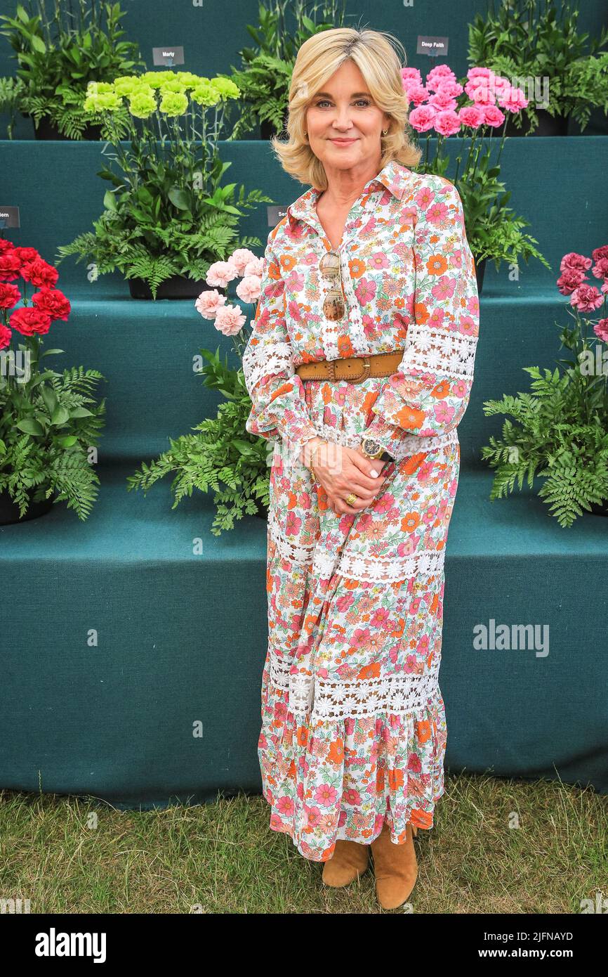 Hampton Court, London, Großbritannien, 04.. Juli 2022. Anthea Turner, TV-Moderatorin, besucht eine der farbenfrohen Blumenausstellungen der Show. Presseinformungstag beim RHS Hampton Court Palace Garden Festival (ehemals Hampton Court Flower Show). Stockfoto