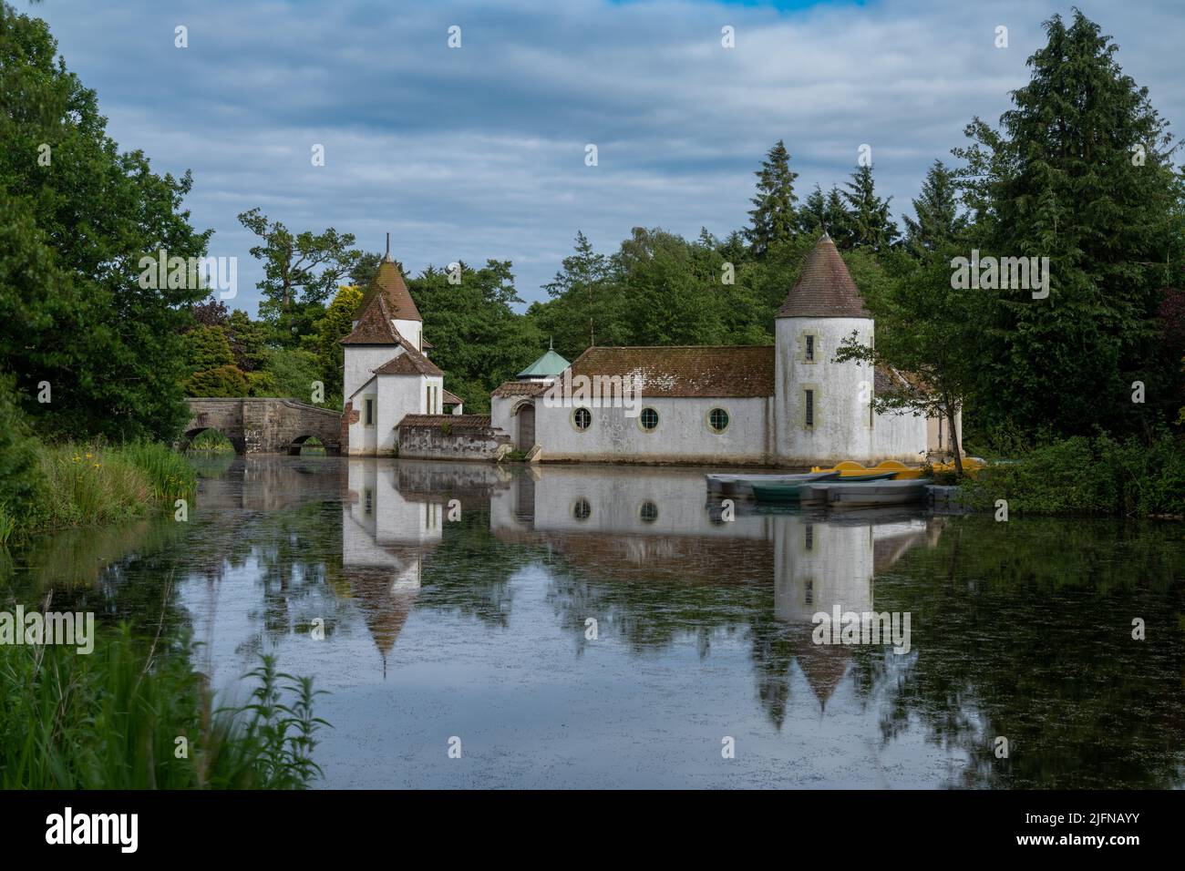 St. Andrews, Großbritannien - 21. Juni 2022: Blick auf das niederländische Dorf und den See im Craigtoun Country Park Stockfoto