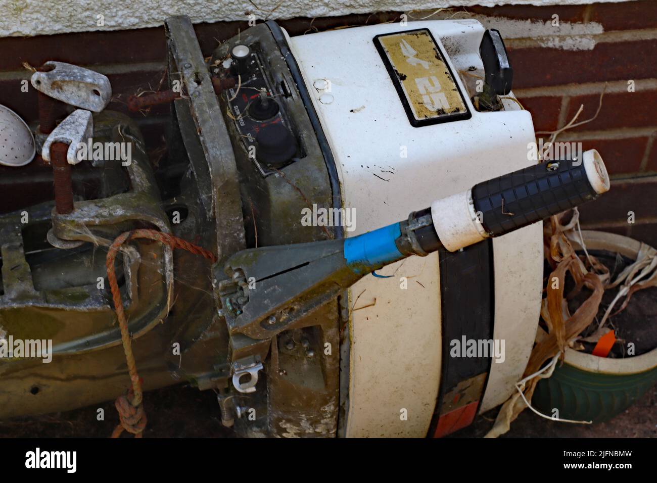 Nahaufnahme eines rostigen alten Außenbordmotors Stockfoto