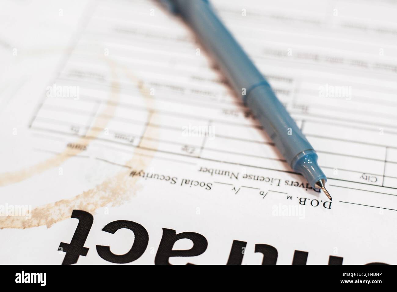 Stift auf schmutzigem Papier, Nahaufnahme, geschäftlicher Hintergrund Stockfoto