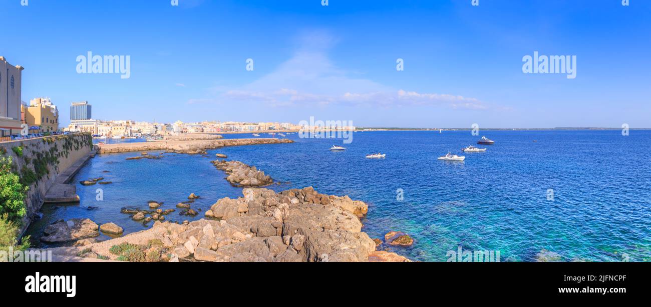 Panoramablick auf das Stadtbild von Gallipoli in Apulien, Italien. Stockfoto