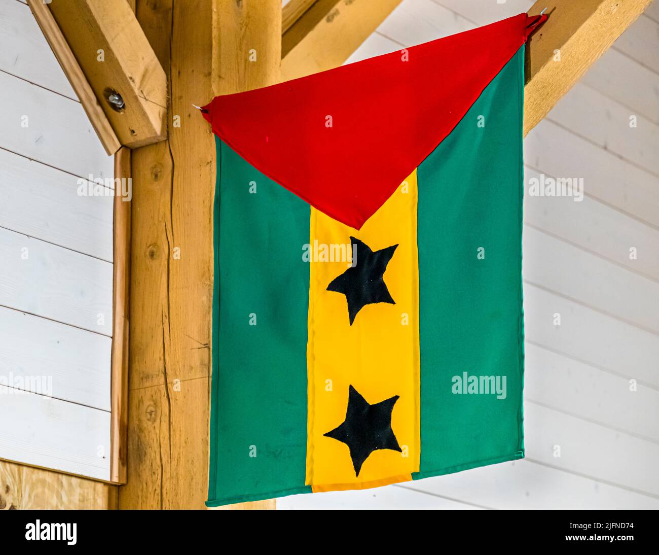 Die Flagge von São Tomé hängt in der Schokoladenfabrik Frigoulette in Beaufort-sur-Gervanne (die, Frankreich). São Tomé und Príncipe sind nach den Seychellen der zweitkleinste Staat Afrikas. Der Inselstaat im Golf von Guinea liegt etwa 200 km vor der Küste Afrikas westlich von Äquatorialguinea und Gabun Stockfoto