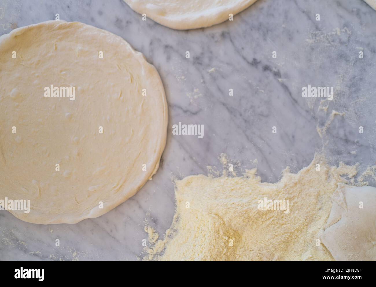 Hintergrund von Pizzateig bereit, auf Marmorplatte gebacken werden, Foto mit Kopierplatz Stockfoto