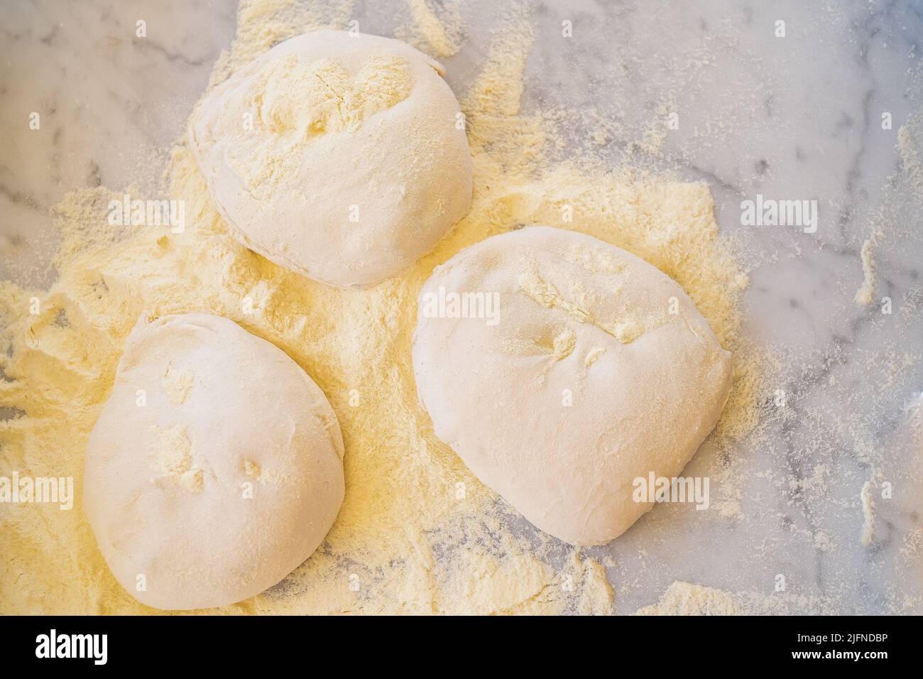 Hintergrund von Pizzateig bereit, auf Marmorplatte gebacken werden, Foto mit Kopierplatz Stockfoto