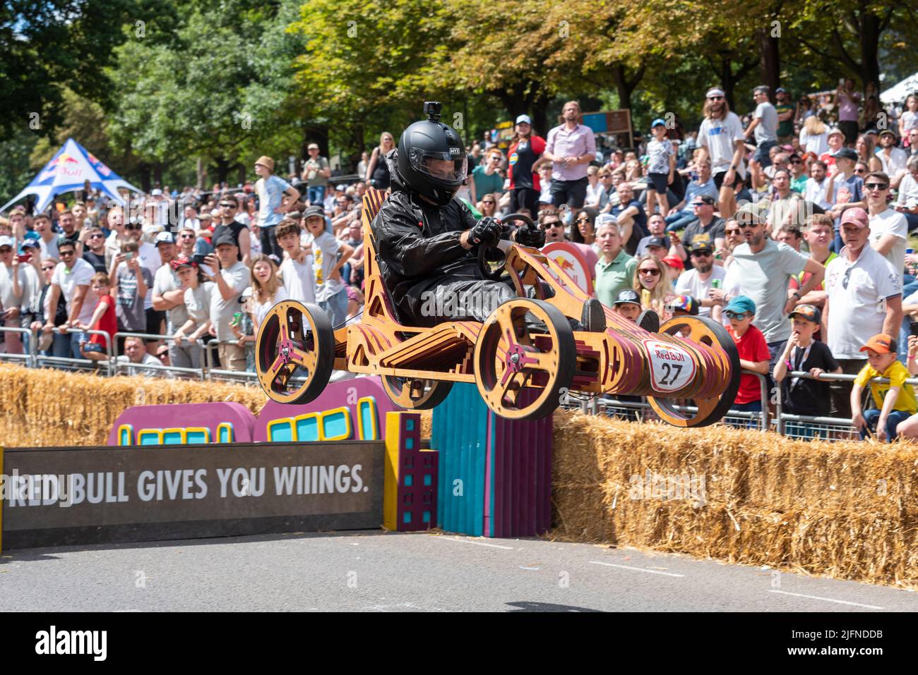 Das Team organisierte Chaos Kart, der den letzten Sprung beim Red Bull Soapbox Race 2022 im Alexandra Palace in London, Großbritannien, bestrang. Stockfoto