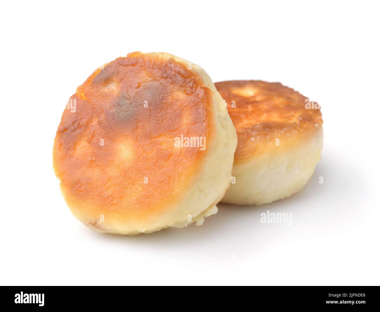 Zwei Quark Pfannkuchen syrniki isoliert auf weiß Stockfoto