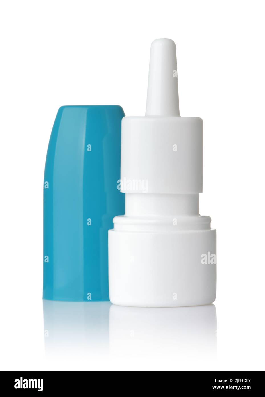 Vorderansicht einer leeren Nasensprayflasche aus Kunststoff mit isolierter Kappe auf Weiß Stockfoto