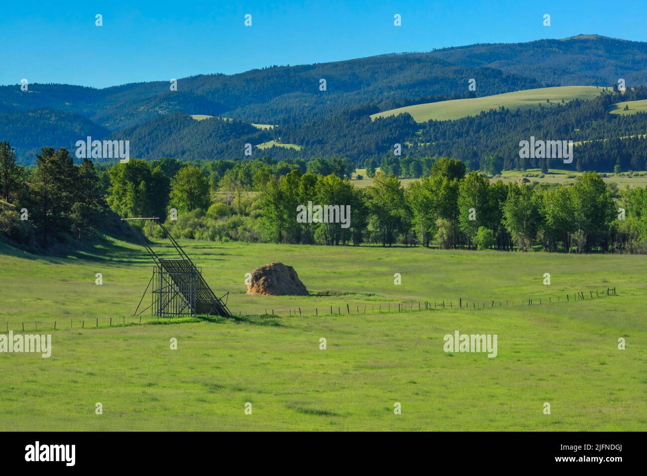 Beaverslide und Heuhaufen im Little blackfoot River Valley in der Nähe von avon, montana Stockfoto