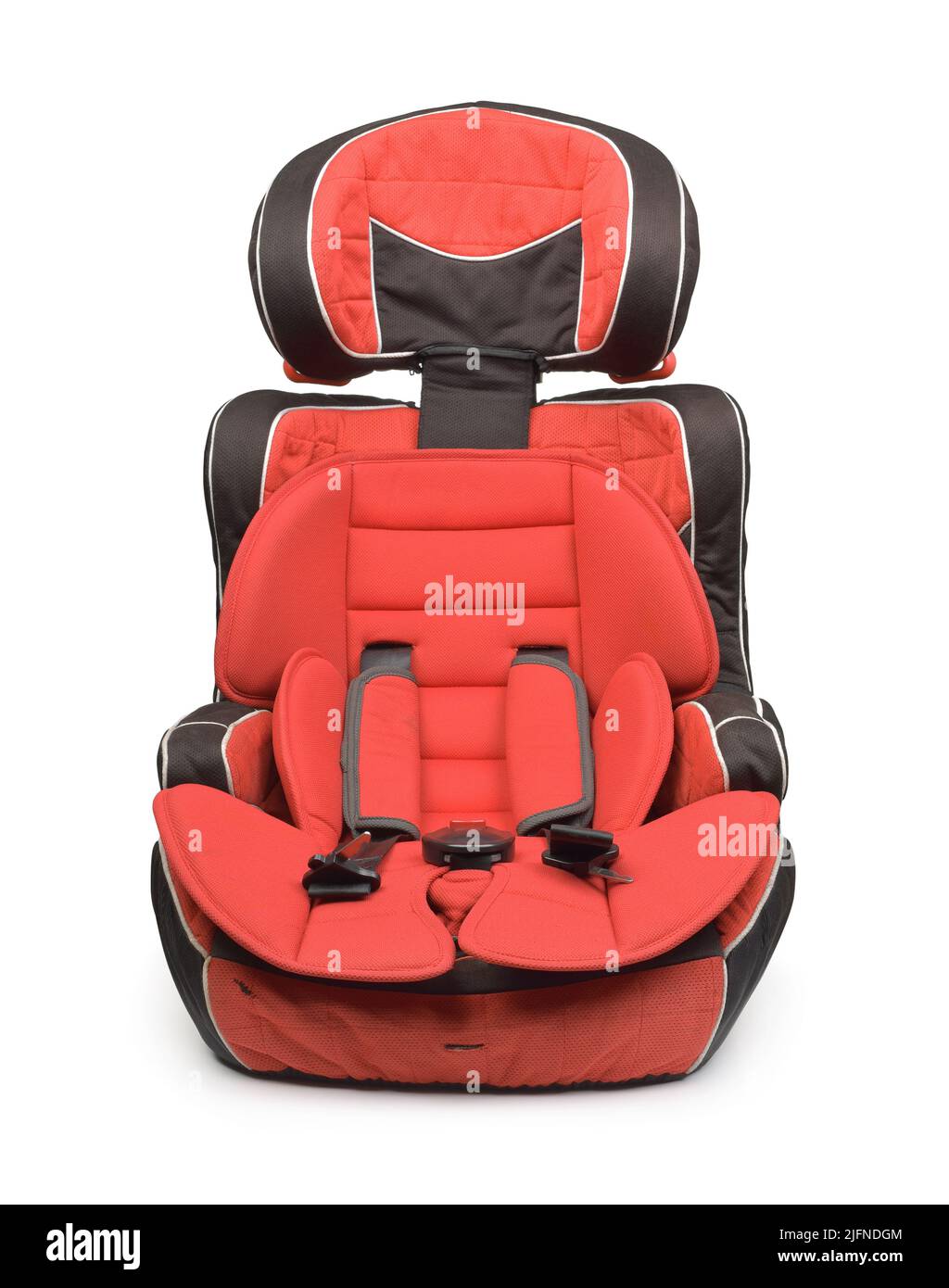 Vorderansicht des leeren roten Babyautositzes isoliert auf Weiß Stockfoto