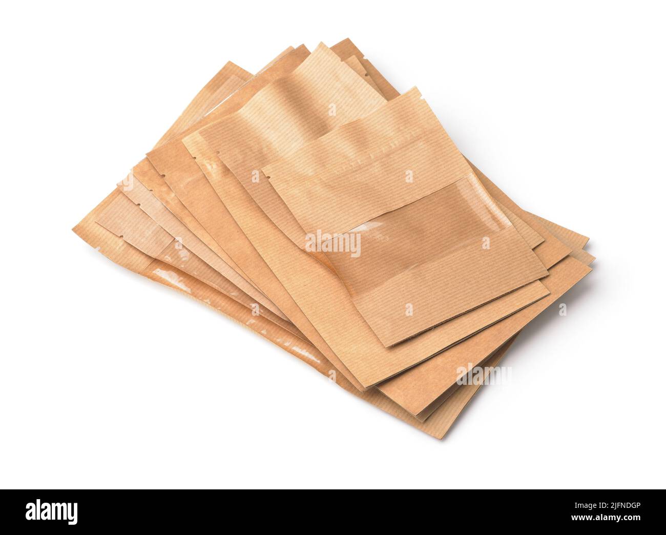 Gruppe von verschiedenen neuen leeren braunen Papiertüten isoliert auf weiß Stockfoto