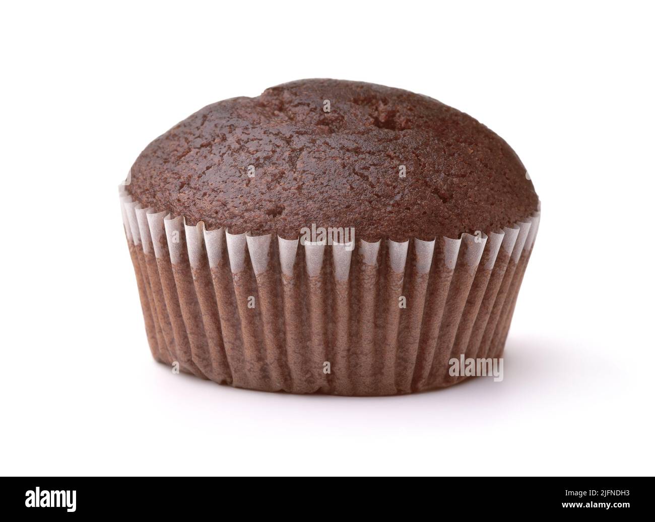 Vorderansicht eines einzelnen Schokoladenmuffins isoliert auf weißem Hintergrund Stockfoto