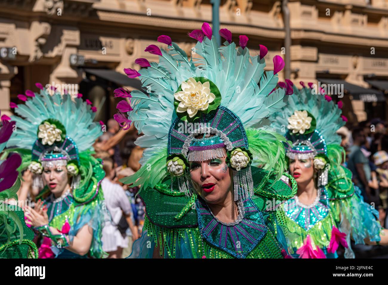 Tänzerinnen in grünen und türkisfarbenen Federkostümen bei der Samba Carnaval Parade in Pohjoisesplanadi, Helsinki, Finnland Stockfoto