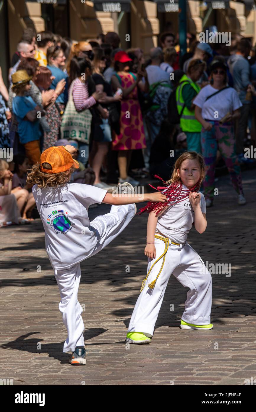 Kleine Kinder, die Capoeira bei der Samba-Karnevalsparade in Pohjoisesplanadi, Helsinki, Finnland, durchführen Stockfoto