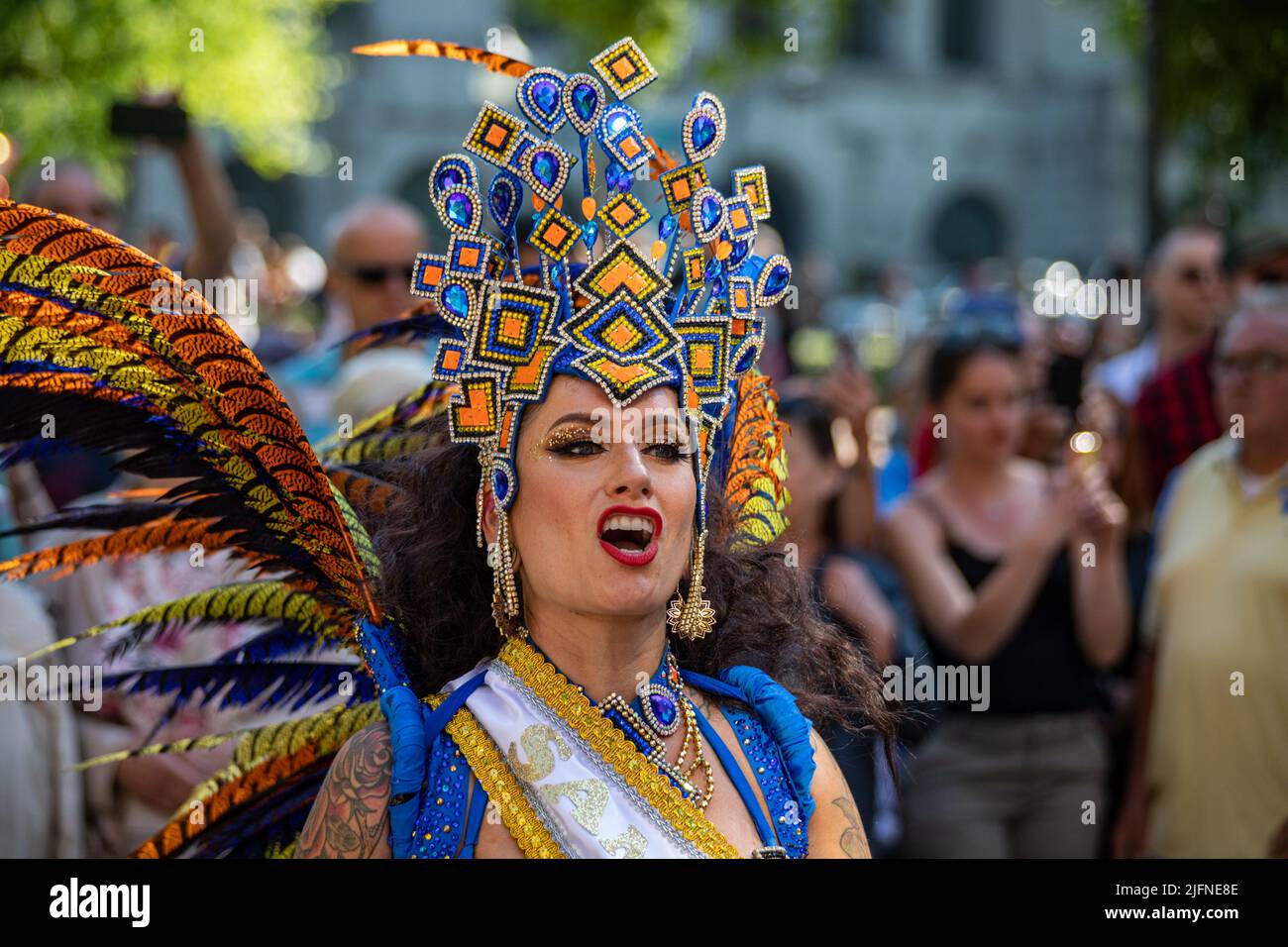 Weibliche Darstellerin in extravaganter Tracht bei der Samba Carnaval Parade in Pohjoisesplanadi, Helsinki, Finnland Stockfoto