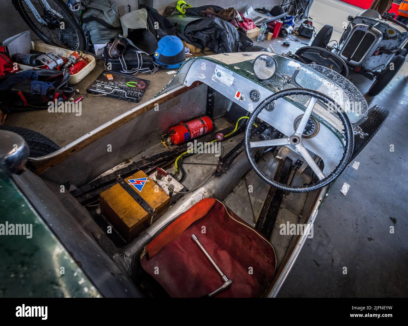 Vor dem Krieg Austin 7 in einer Garage Renntag Vorbereitung. Stockfoto
