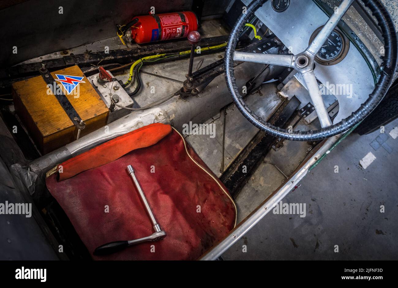 Vor dem Krieg Austin 7 in einer Garage Renntag Vorbereitung. Stockfoto