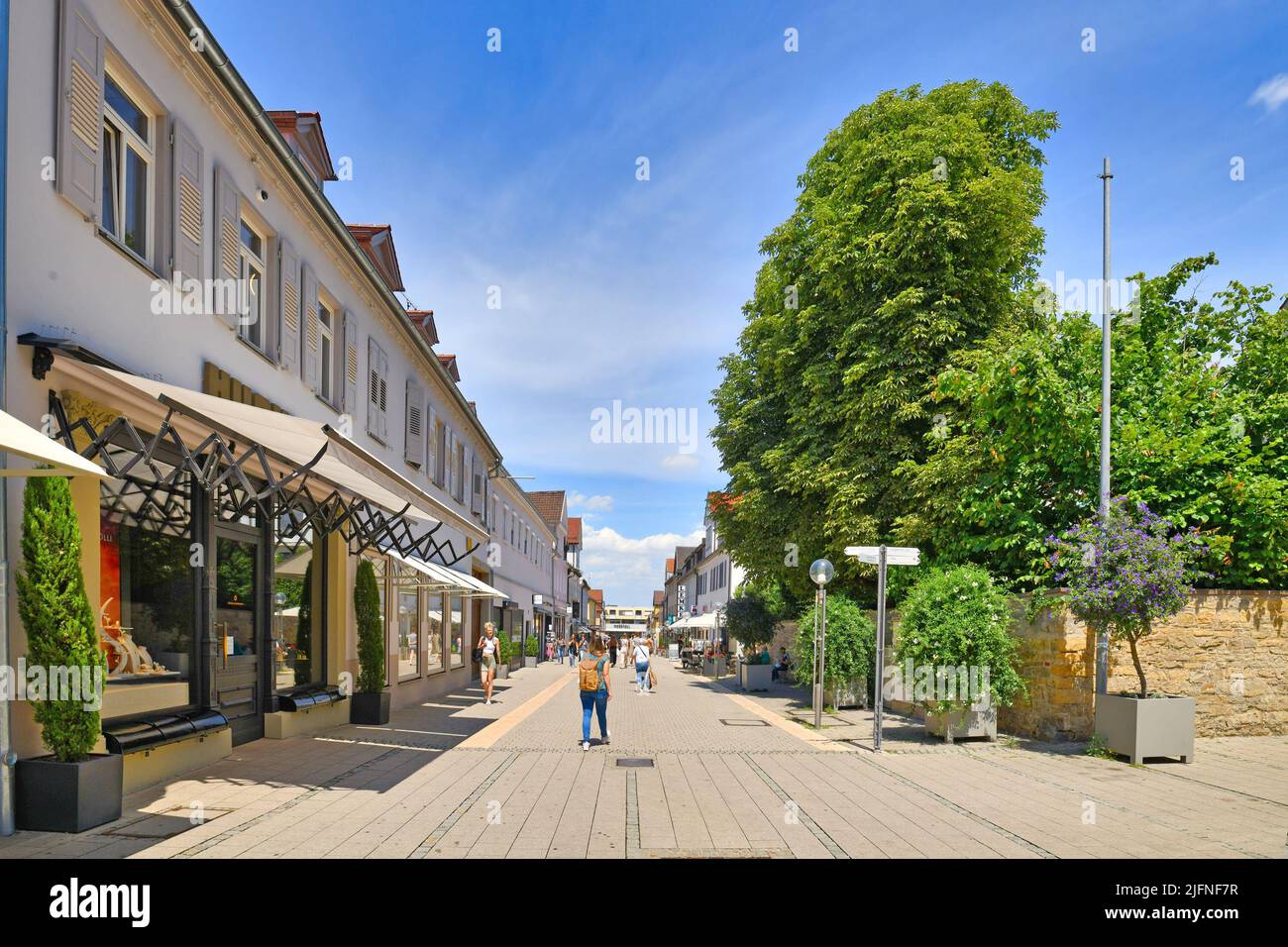 Ludwigsburg, Deutschland - Juli 2022: Straße "Kirchstraße", Ludwigsburgs erste Fußgängerzone mit kleinen Geschäften Stockfoto