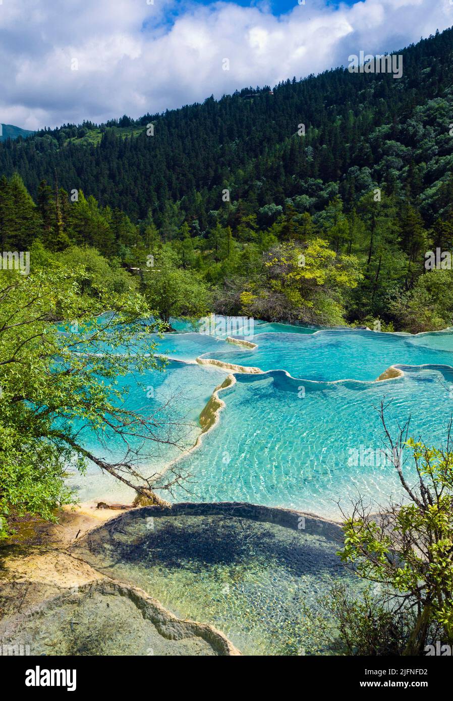 Farbenfrohe Calcit-Pools im Huanglong-Nationalpark, Sichuan, China Stockfoto