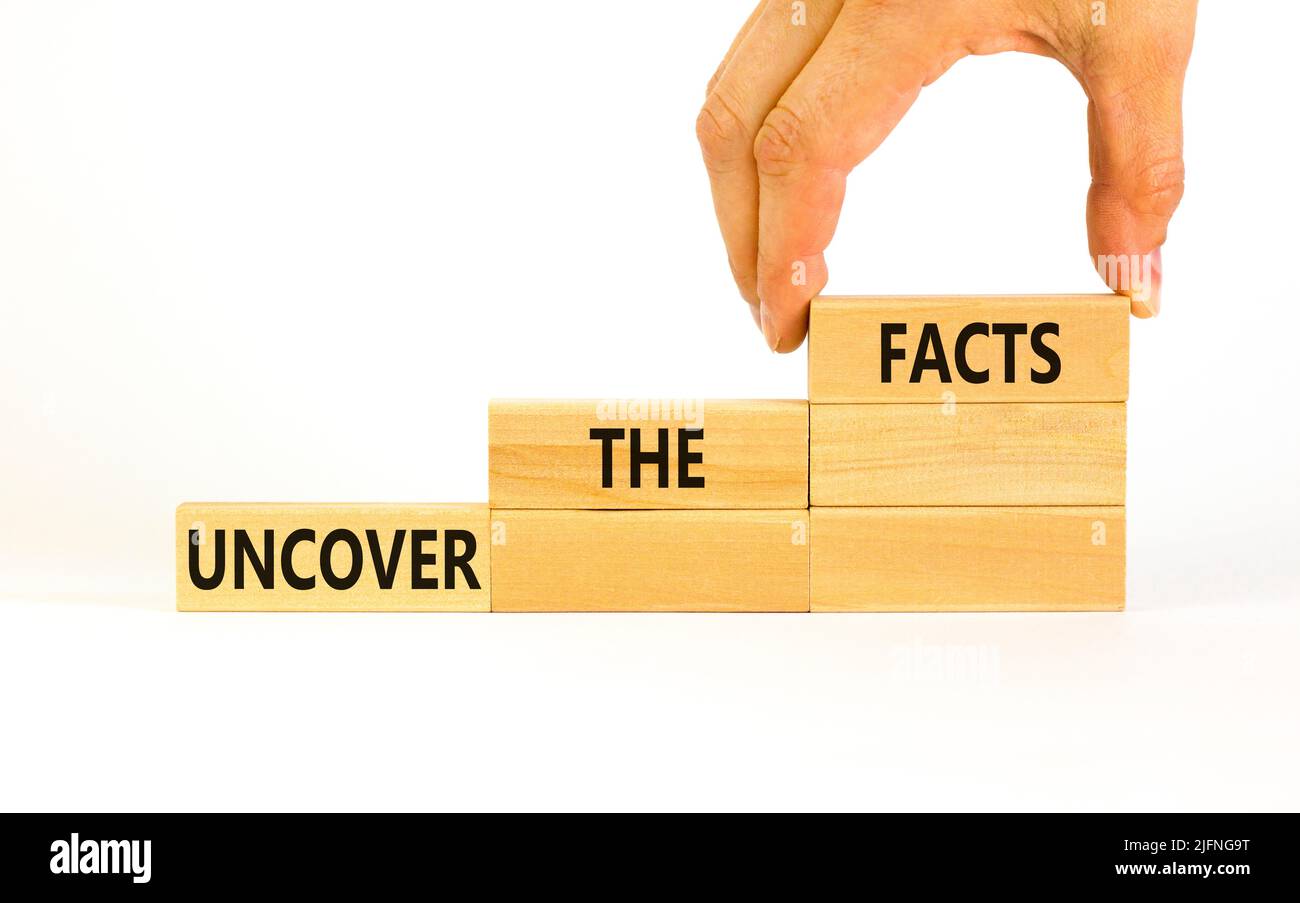 Entdecken Sie das Facts-Symbol. Concept Words enthüllen die Fakten auf Holzblöcken auf einem schönen weißen Hintergrund. Geschäftsmann Hand. Business und Stockfoto