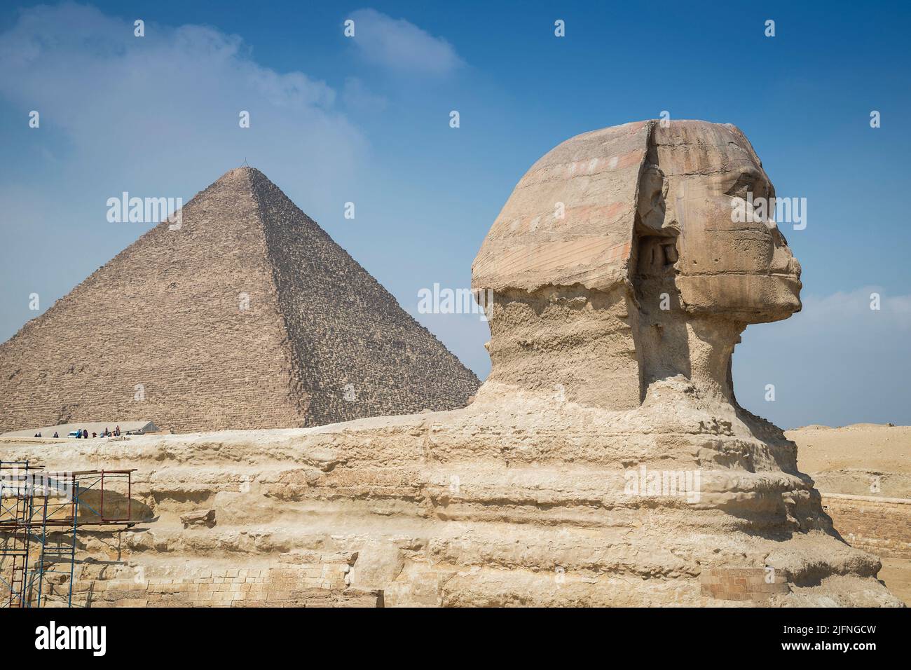 Die große Sphinx und die große Pyramide in Gizeh, in der Nähe von Kairo, Ägypten Stockfoto