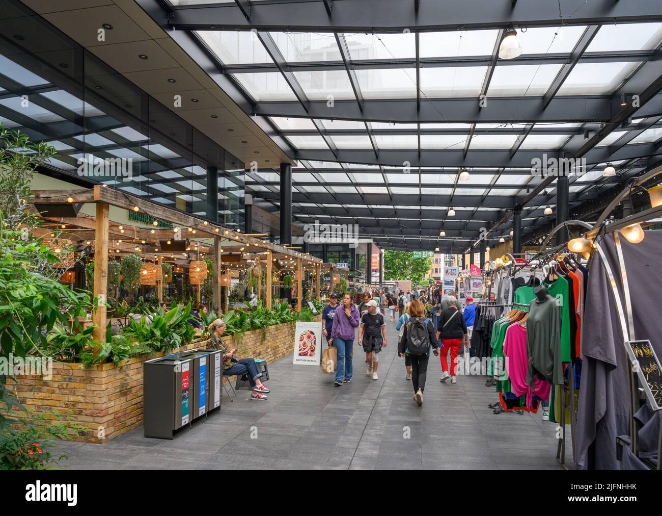 Stände und Restaurants in Old Spitalfields Market, Tower Hamlets, East End, London, England, VEREINIGTES KÖNIGREICH Stockfoto