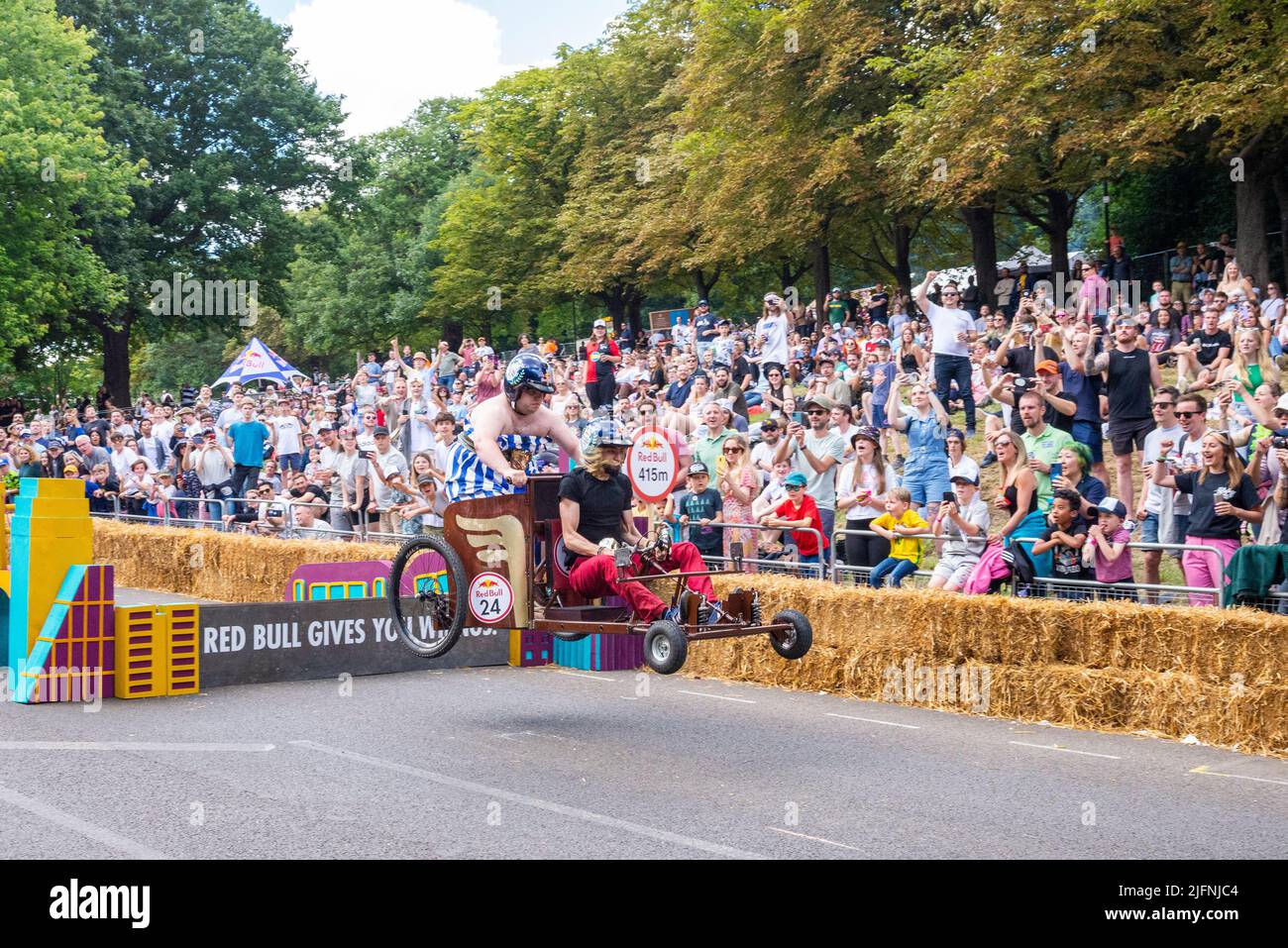 Das Team Astérix und Obelix Kart nehmen den letzten Sprung beim Red Bull Soapbox Rennen 2022 im Alexandra Palace in London, Großbritannien, ein. Stockfoto