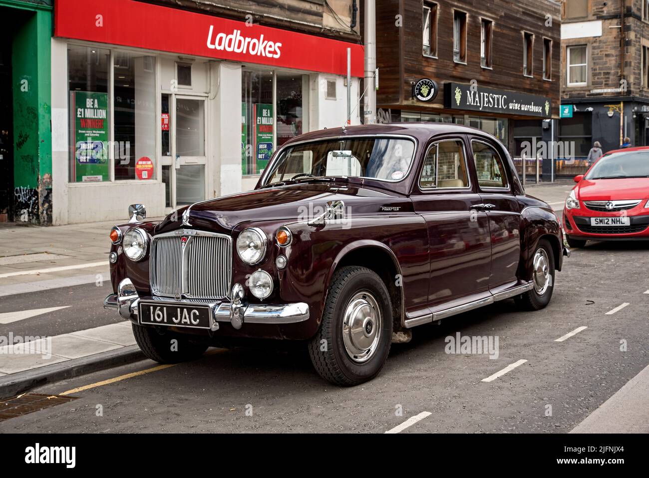 Maroon 1963 Rover 110 parkte vor Ladbrokes am Leith Walk, Edinburgh, Schottland, Großbritannien. Stockfoto