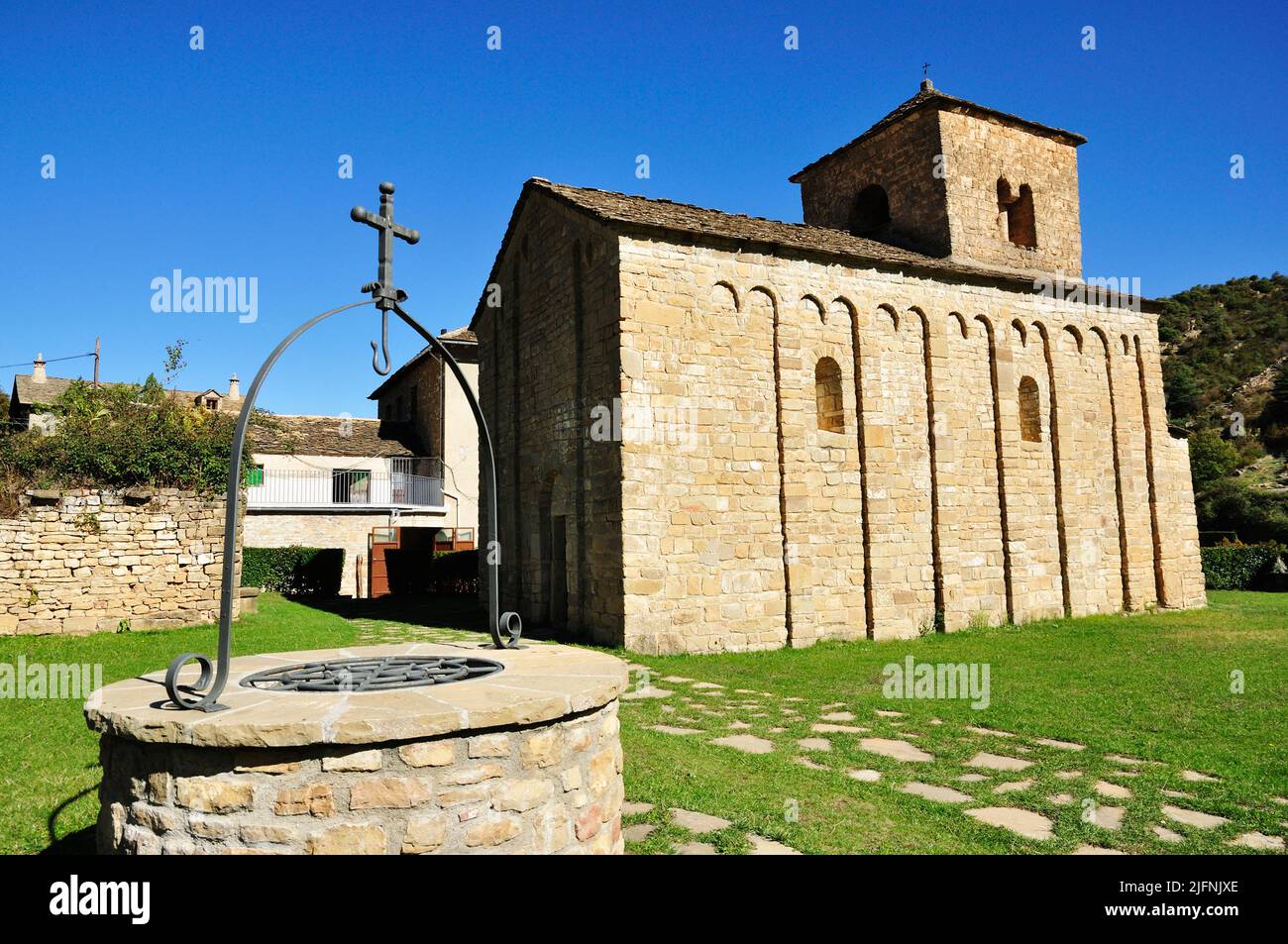 Die Kirche ist dem heiligen Caprasius geweiht, einem gallisch-römischen heiligen aus dem 4.. Jahrhundert, der mit den Pilgern verbunden ist, die im Mittelalter den Weg von Sant beliefen Stockfoto