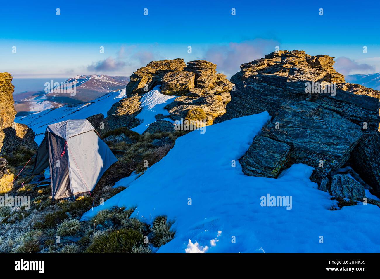 Zelten Sie in einem einsamen Biwak auf dem Gipfel des Berges. El Chullo, mit einer Höhe von 2.612 Metern über dem Meeresspiegel, ist der höchste Gipfel in der Provinz Stockfoto