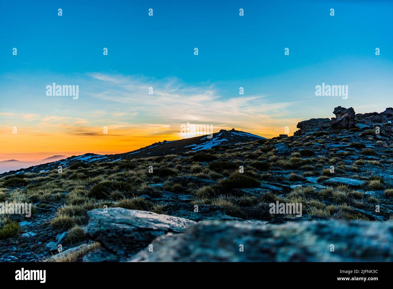 Abenddämmerung über dem Gipfel von Cullo. El Chullo, mit einer Höhe von 2.612 Metern über dem Meeresspiegel, ist der höchste Gipfel in der Provinz Almería, Spanien. Das ist es Stockfoto