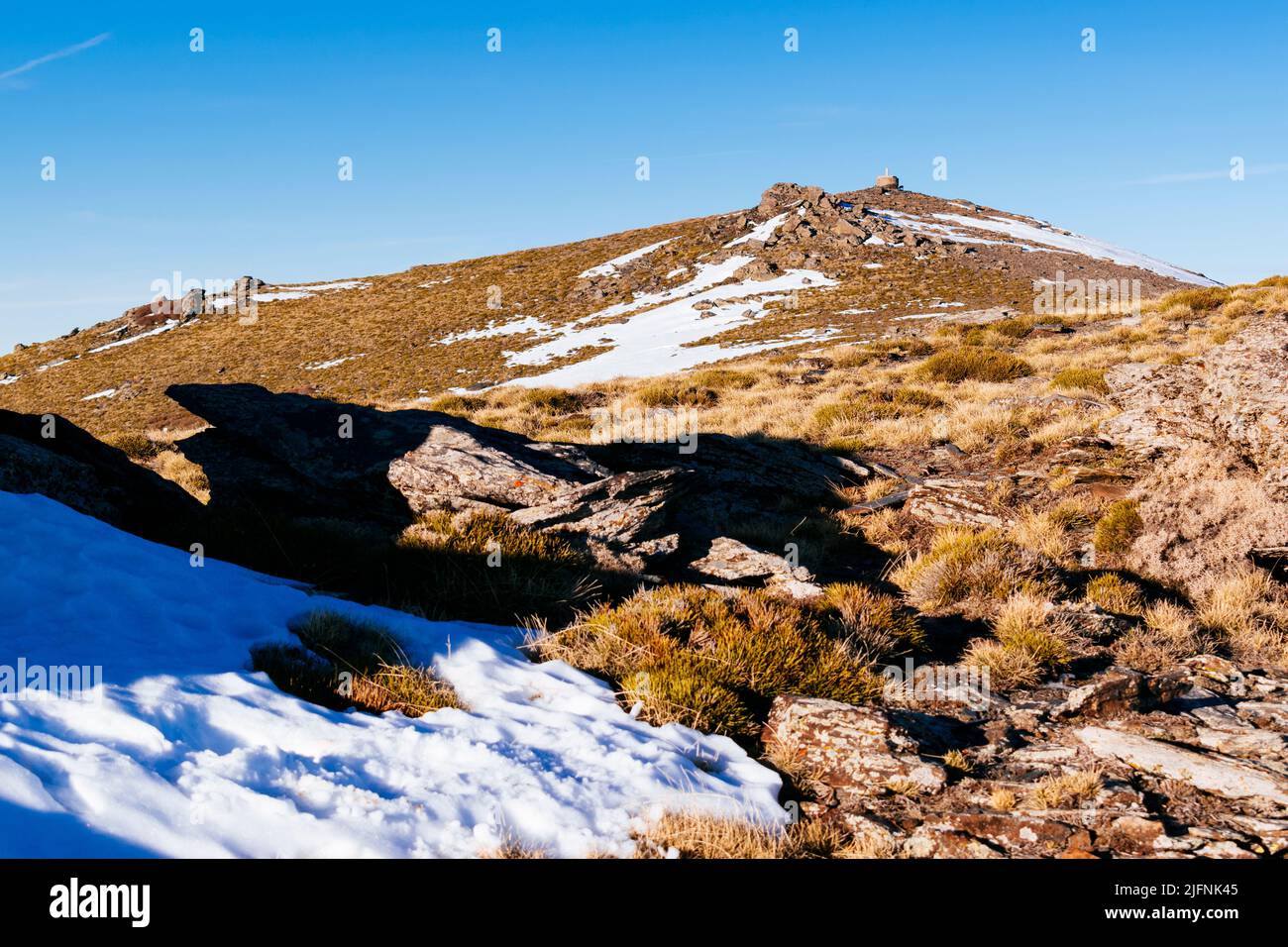 Erste Sonnenstrahlen auf dem Gipfel des Chullo. . El Chullo, mit einer Höhe von 2.612 Metern über dem Meeresspiegel, ist der höchste Gipfel in der Provinz Almer Stockfoto