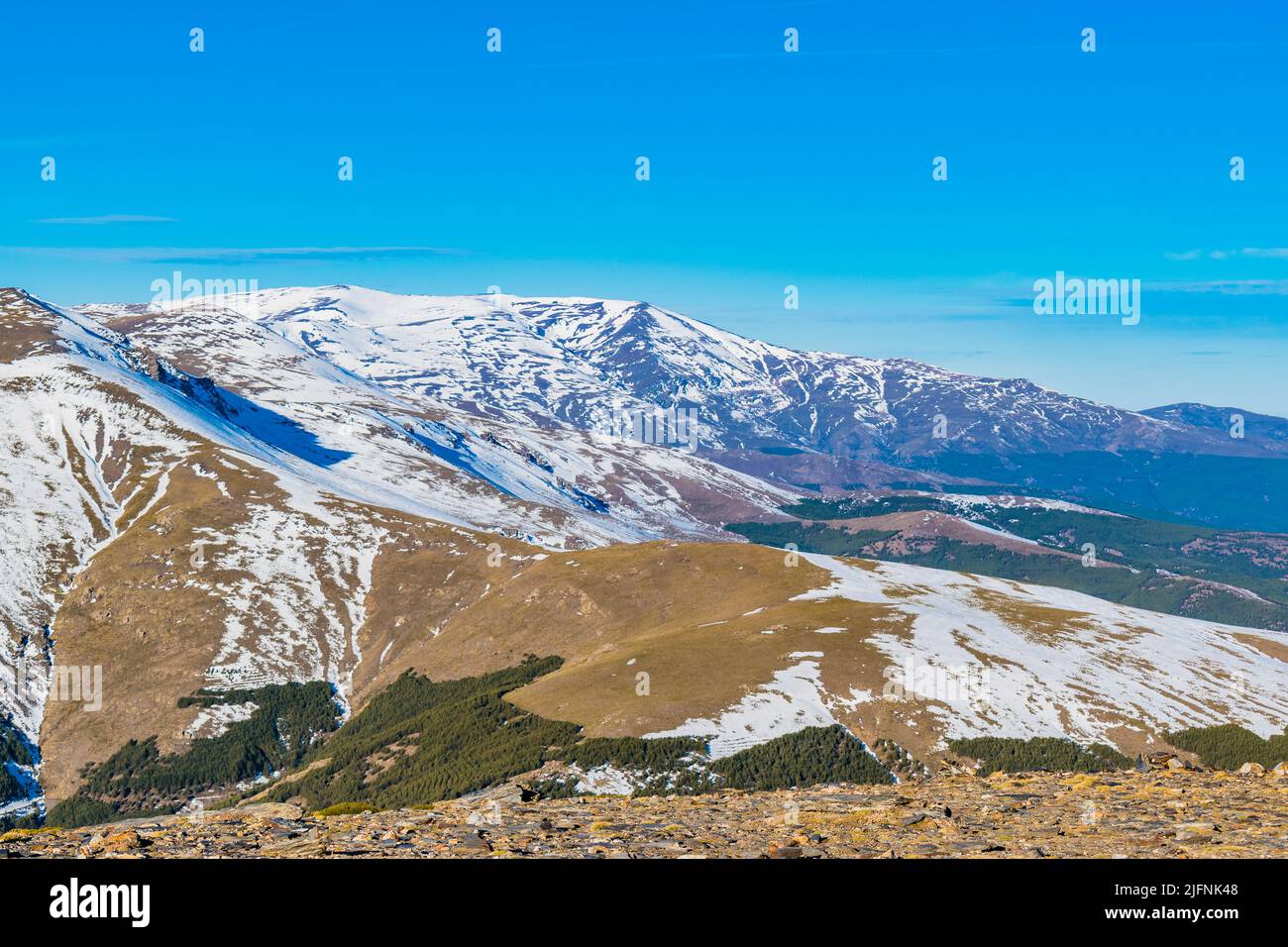 Vom Gipfel des Chullo, der nach Westen blickt, bis zum Bergrücken der Sierra Nevada. El Chullo, mit einer Höhe von 2.612 Metern über dem Meeresspiegel, ist die h Stockfoto