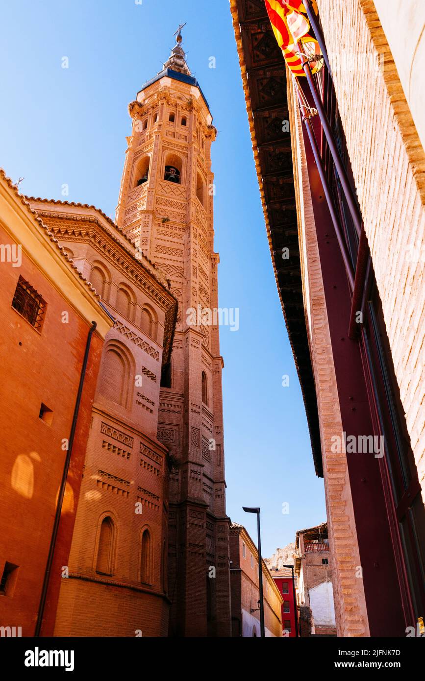 Stiftskirche Santa María. Der 70 Meter hohe Backsteinturm mit achteckiger Basis, und wie die meisten dieser Türme, erhöht sich die Dekoration, wenn man aufsteigt. Constr Stockfoto