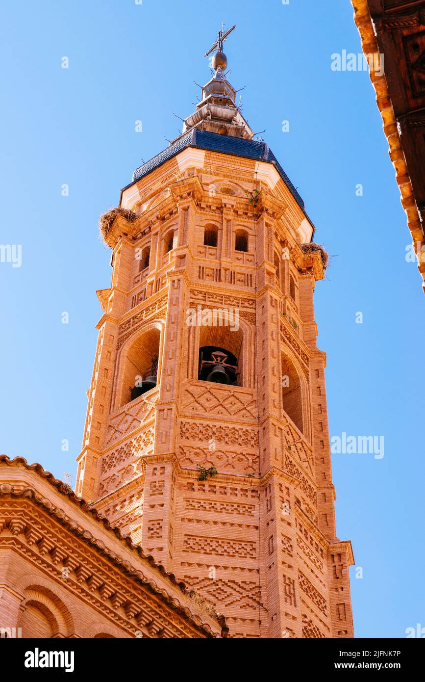 Stiftskirche Santa María. Der 70 Meter hohe Backsteinturm mit achteckiger Basis, und wie die meisten dieser Türme, erhöht sich die Dekoration, wenn man aufsteigt. Constr Stockfoto