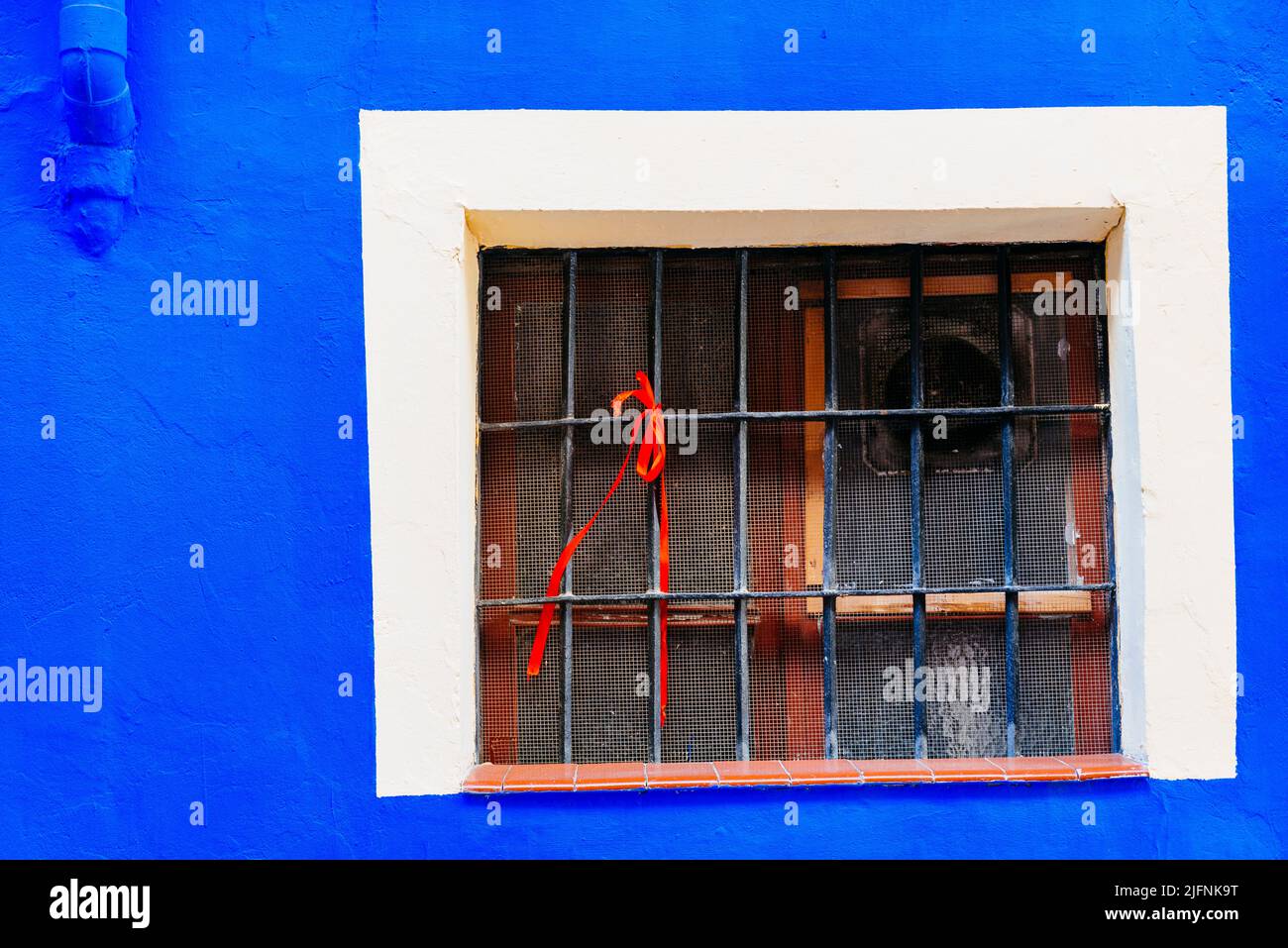 Weiß gerahmte Fenster an blauer Fassade. Calatayud, Zaragoza, Aragón, Spanien, Europa Stockfoto