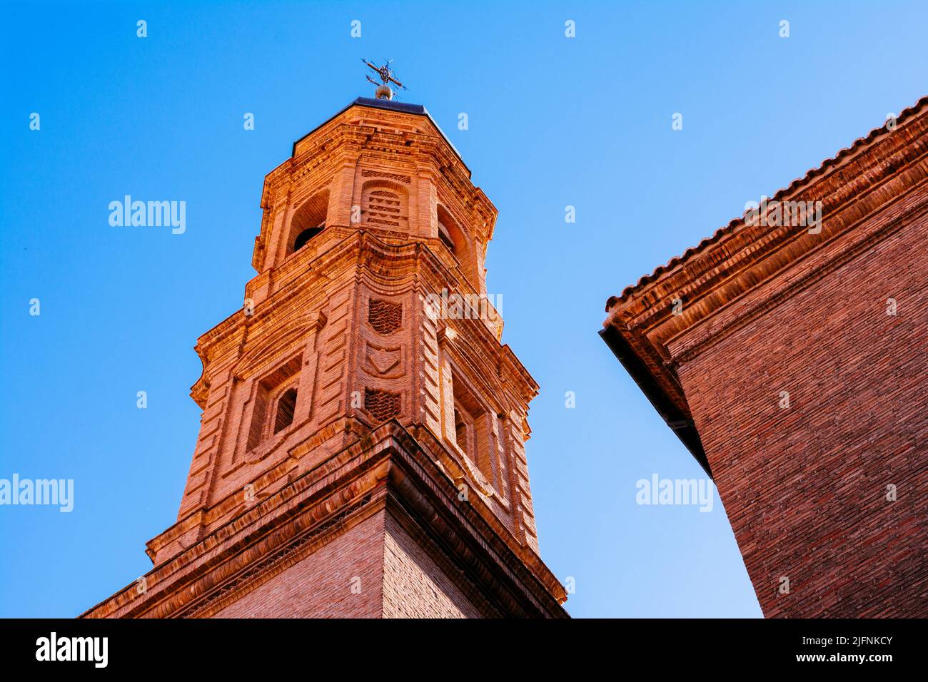 Glockenturm im Mudéjar-Stil. San Juan el Real, St. John the Royal, ist eine römisch-katholische Kirche im Barockstil in Calatayud, Zaragoza, Aragón, Spanien Stockfoto