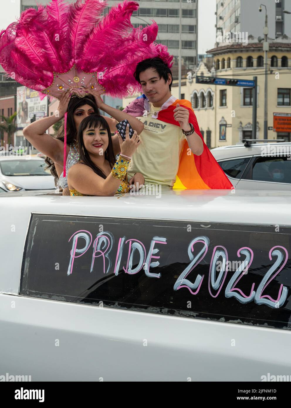 Foto einer Gruppe, die in ihrer Limousine bei der Marcha del Orgullo in Lima posiert, dem jährlichen Pride march-Event der Stadt. Stockfoto