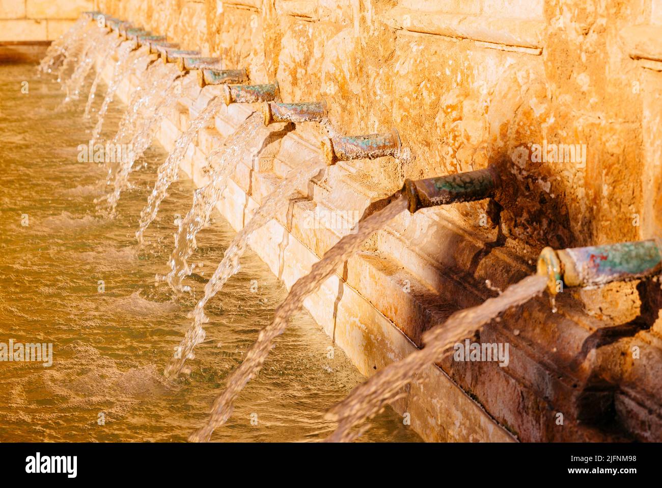 Details. Brunnen mit 20 Pfeifen. Daroca, Zaragoza, Aragón, Spanien, Europa Stockfoto