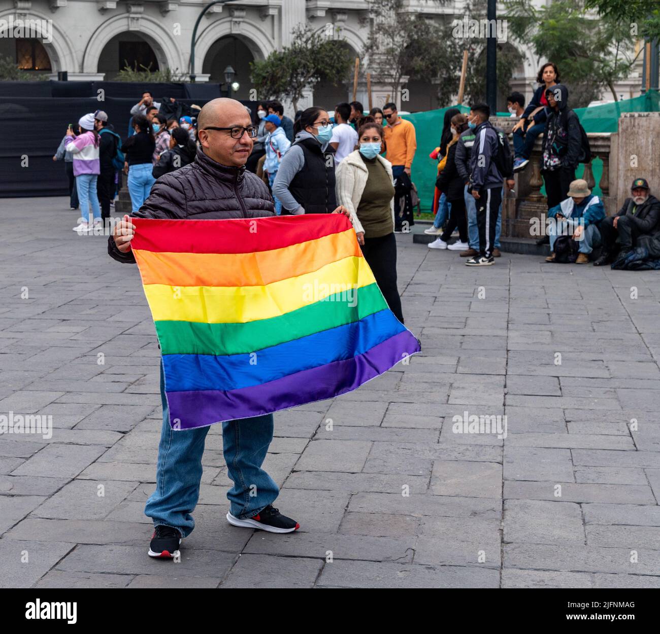 Foto eines Mannes, der mit einer Regenbogenflagge auf der Plaza San Martin posiert, der Höhepunkt von Limas Marcha del Orgullo, dem jährlichen Pride march-Event der Stadt. Stockfoto
