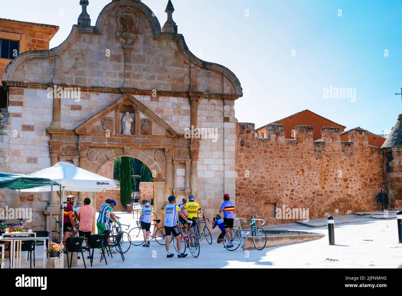 Gruppe von Radfahrern neben dem Eingang, das Kloster von Santa María de Huerta ist ein Zisterzienserkloster in Santa María de Huerta, Provinz Sor Stockfoto