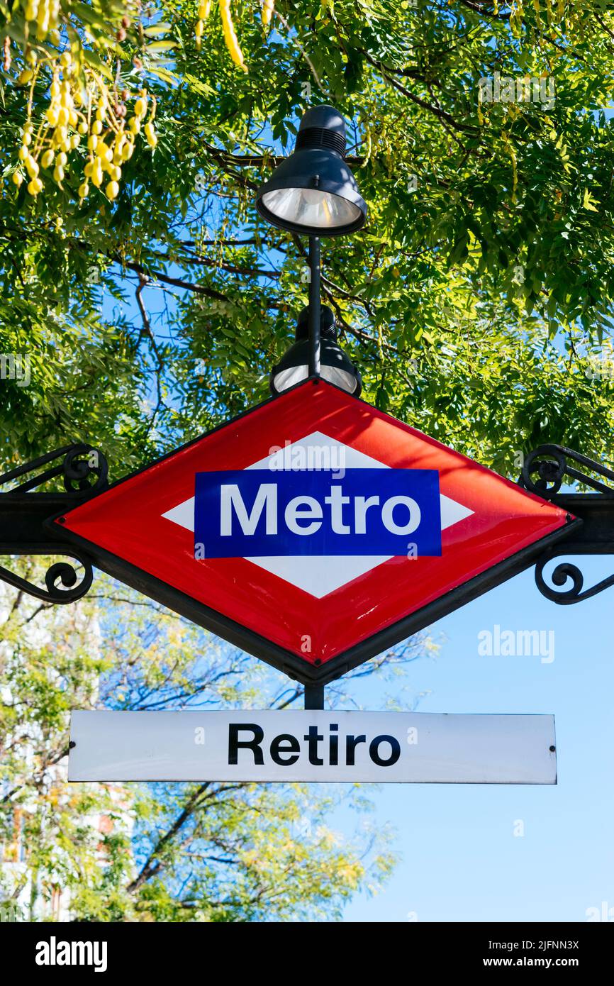 Schild an der U-Bahn-Station, Metro Retiro, Calle Alcalá. Madrid, Comunidad de Madrid, Spanien, Europa Stockfoto