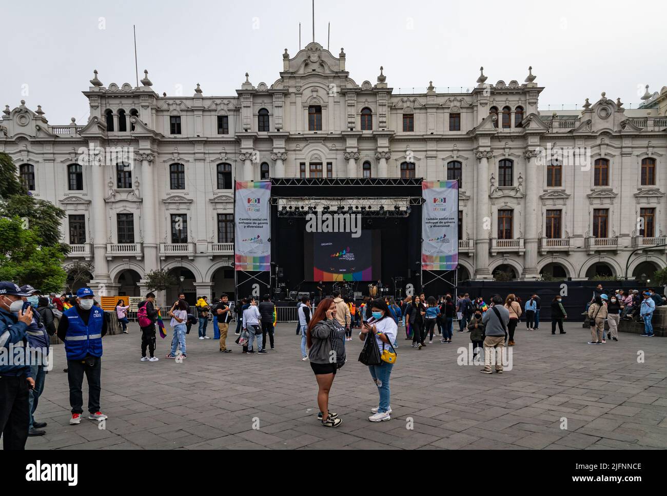 Foto eines Teils der Plaza San Martin und Bühne für den Höhepunkt von Limas Marcha del Orgullo, der jährlichen Veranstaltung des Pride march in Lima. Stockfoto
