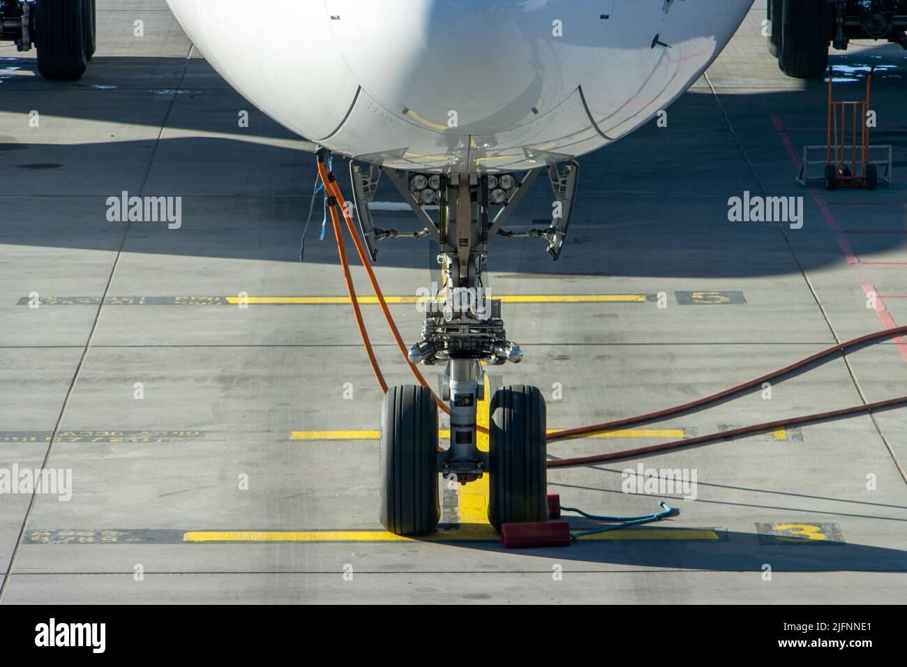 Die Vorderräder eines Flugzeugs, das am Flughafen geparkt ist Stockfoto
