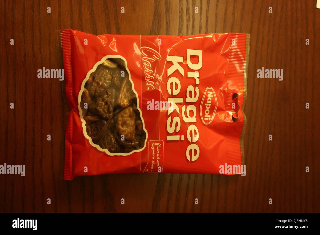 Rote Plastiktüte mit Dragee Keksi, Keksen in Schokolade Stockfoto