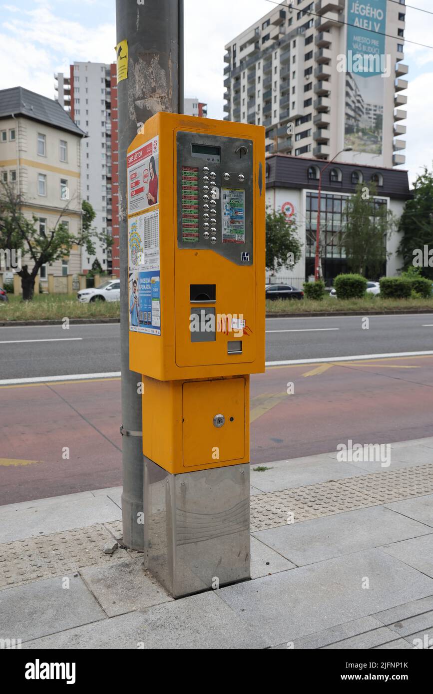 Orange Ticketautomat für den öffentlichen Verkehr entlang der Straße in Bratislava, Slowakei Stockfoto